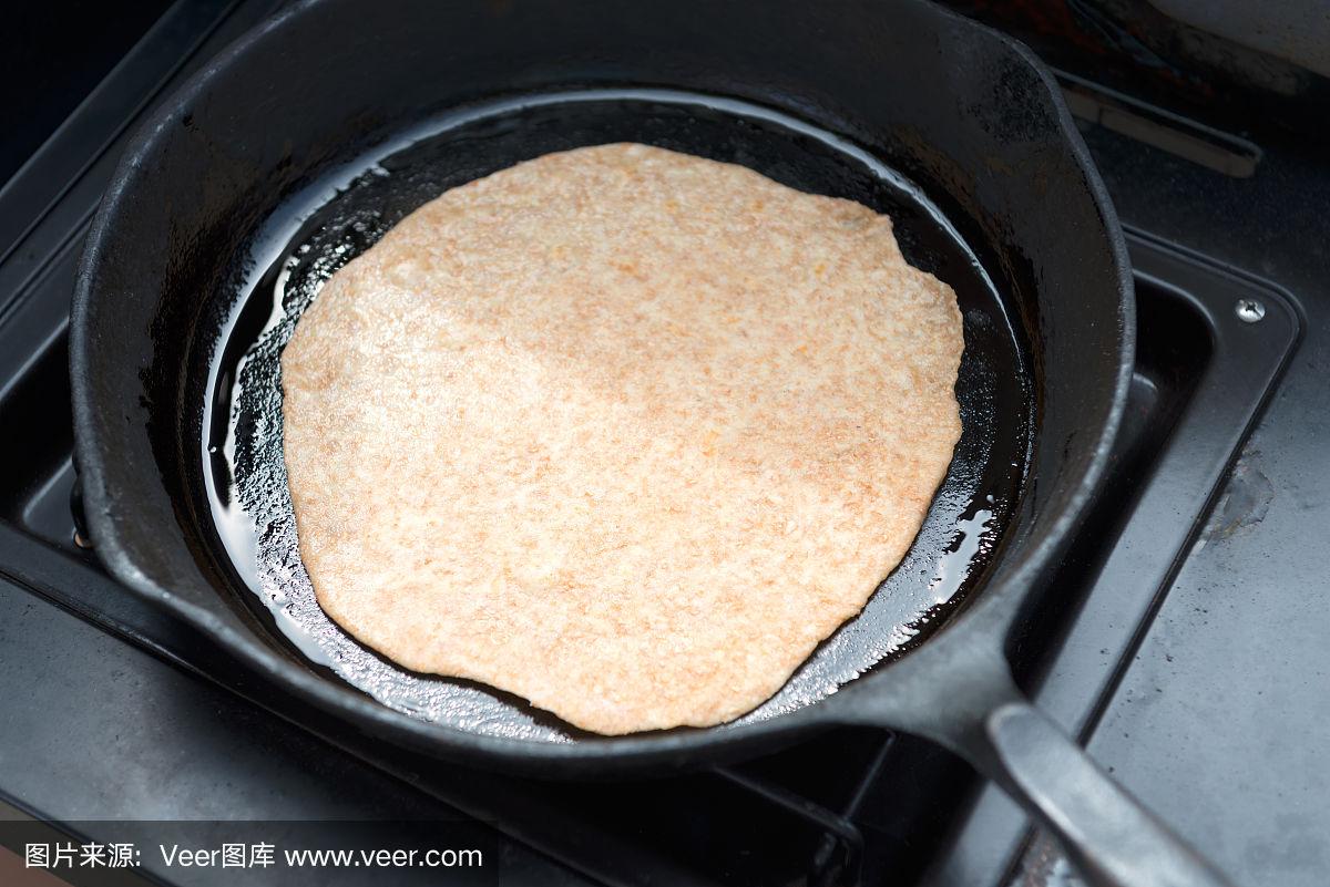 如何使用不同的火炉制作玉米饼