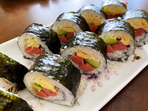 如何用米纸制作寿司卷
