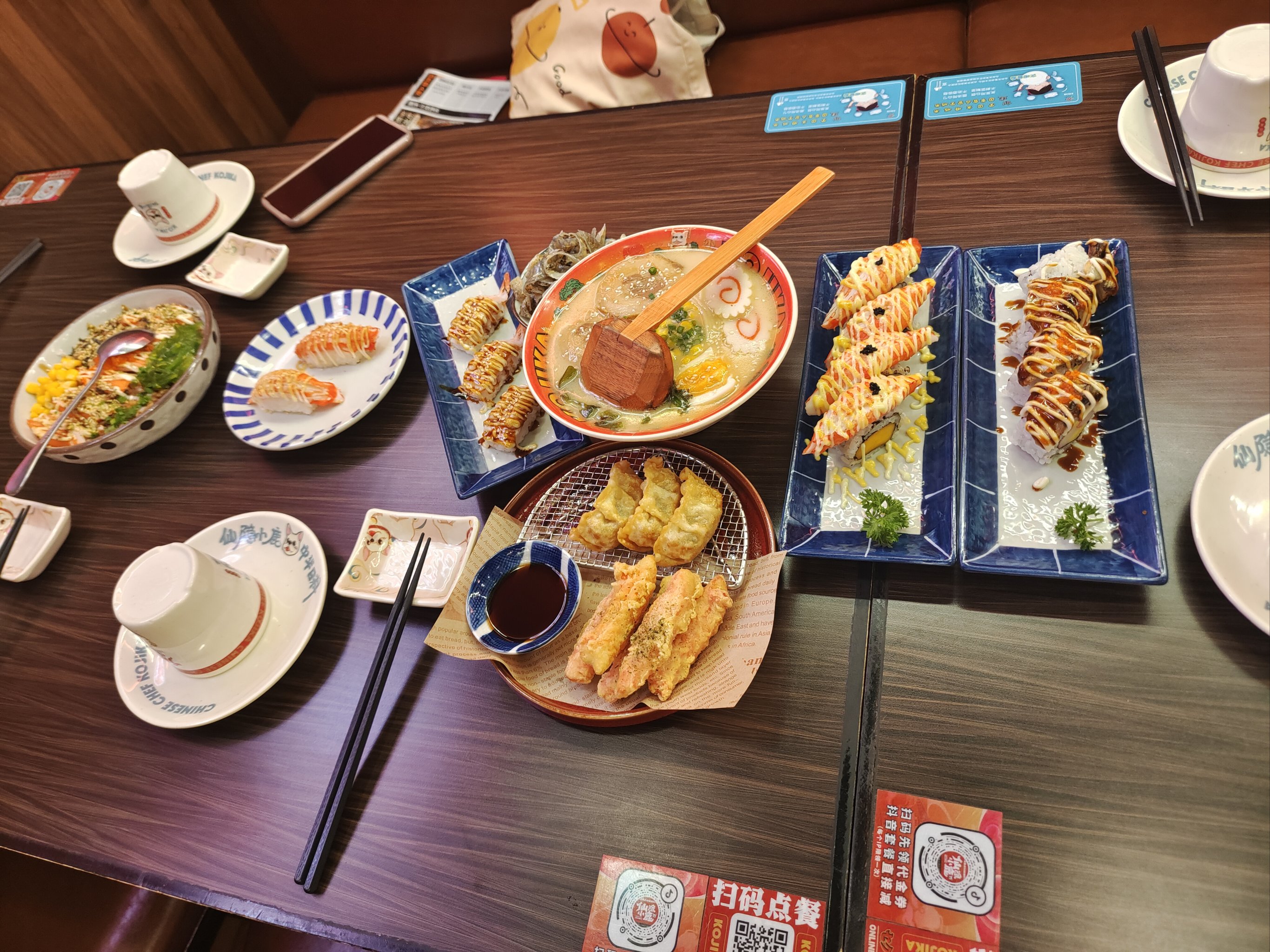 寿司与日式火锅的美味组合
