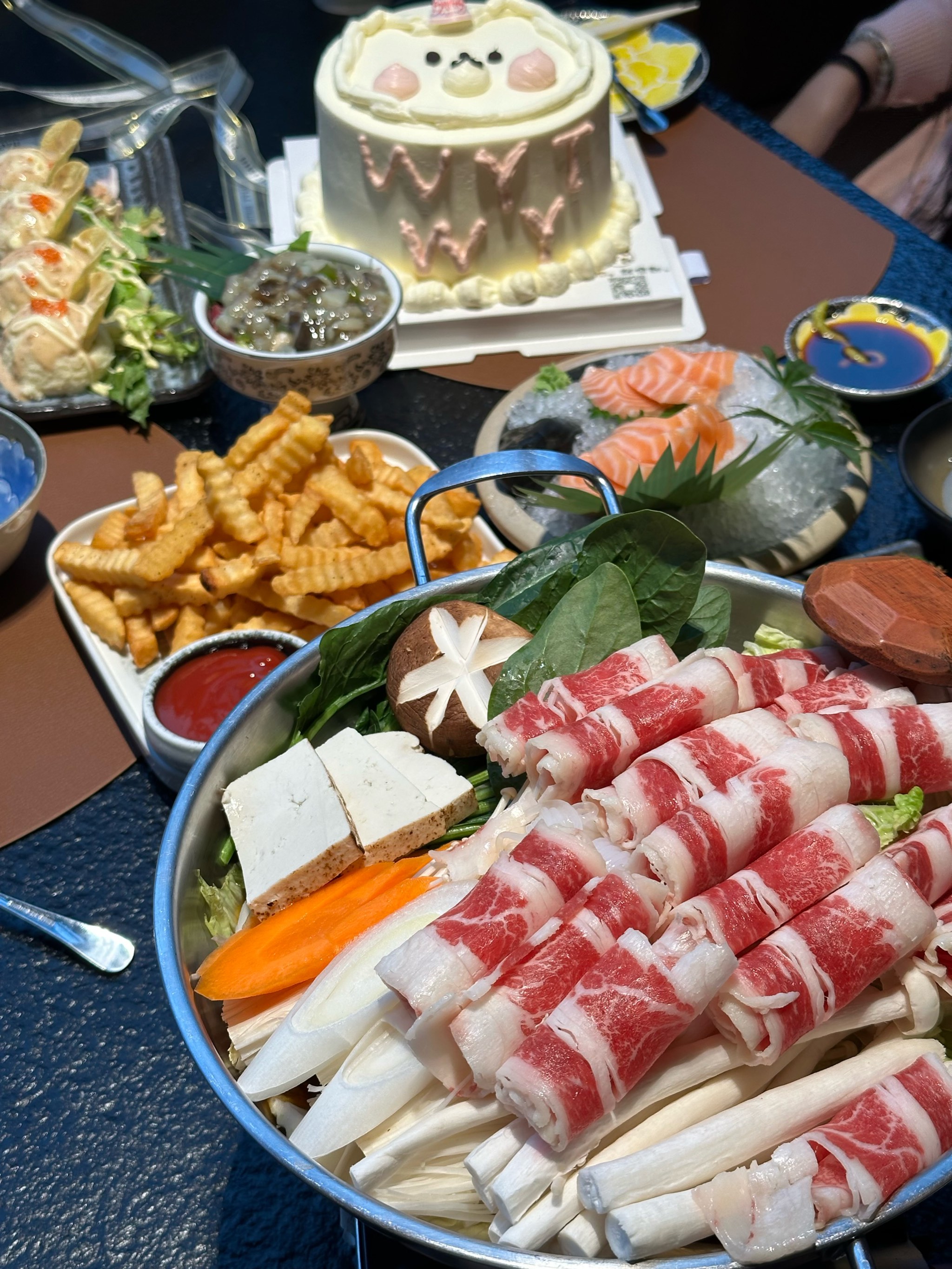 寿司与日式火锅的美味组合